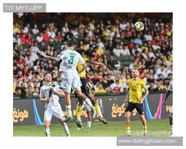 足球巨星倾情回馈球迷展现真挚情感与荣耀时刻